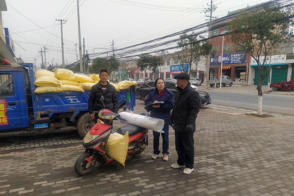 2月10日，尿素銷售人員在武功縣貞元鎮(zhèn)農(nóng)資店門口與農(nóng)戶交流。(副圖）.jpg