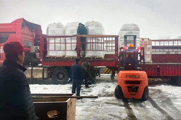 2月12日，物資采供部彬州分部在大雪中卸車，保障物資供應(副圖）.jpg