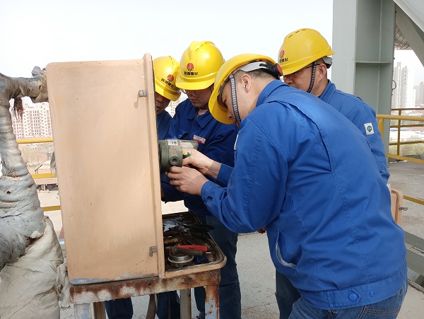 4月6日，空分尿素工段段長郭凱、技術(shù)員張桂芳等人在尿素框架五樓進行電纜更換，變送器接線檢維修工作  計控電儀部 馮香妮 攝.jpg