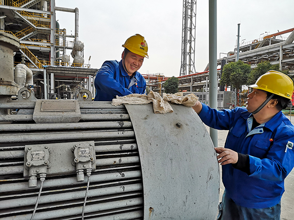 技術(shù)人員張崇高、劉威正在進行自查整改清理電機殼體  600.jpg