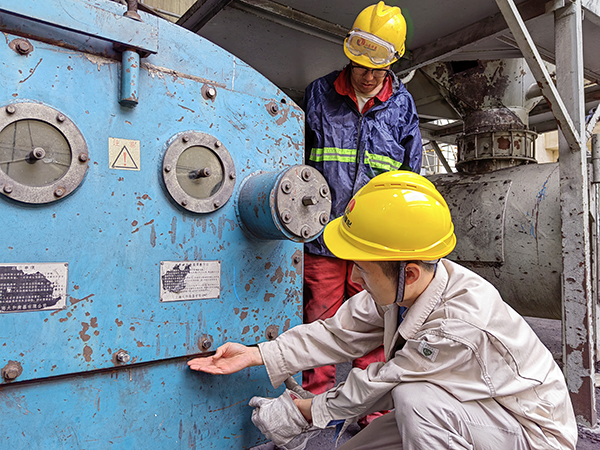 5月16日，動力車間三期給煤機，屈豪正在檢查給煤機的復(fù)位情況.jpg