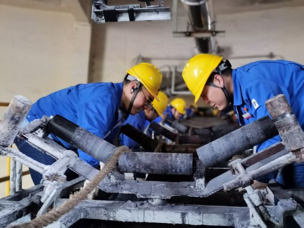 10月17日，尿素車(chē)間與修造部人員共同更換皮帶3.jpg