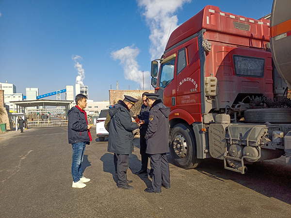 2024年一月彬州化工開(kāi)展化工產(chǎn)品運(yùn)輸車(chē)輛安全大檢查.jpg