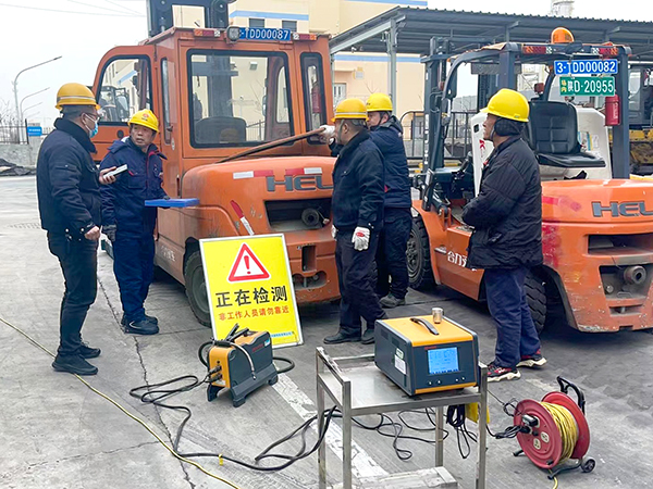 2月19日，運(yùn)銷分部，曹侃、伍思盈等人員，在北物流門現(xiàn)場檢測(cè)。運(yùn)銷分部 曹侃攝（2）.jpg