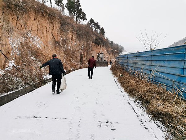 2月21日，運銷市場部，藺毅、趙冰等人員，在渣場現(xiàn)場清理積雪。運銷市場部 藺毅 攝1 - 副本.jpg