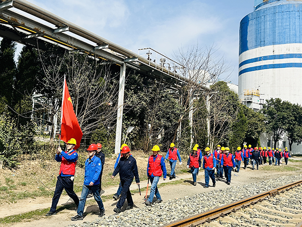 3月20日下午，物料車間黨支部開展了“清除雜草保安全 志愿服務(wù)顯擔(dān)當(dāng)”主題活動，   600.jpg