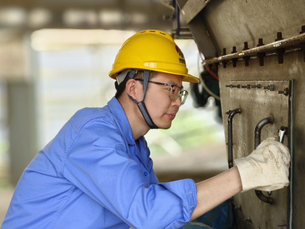 5月11日，尿素車間設備技術員馬強檢查設備螺栓是否松動.jpg