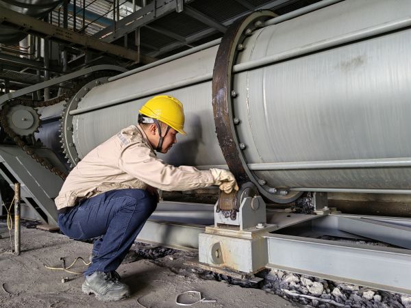 2024年5月20日，動力車間4號鍋爐冷渣器更換后運(yùn)行人員正在對冷渣器做潤滑.jpg