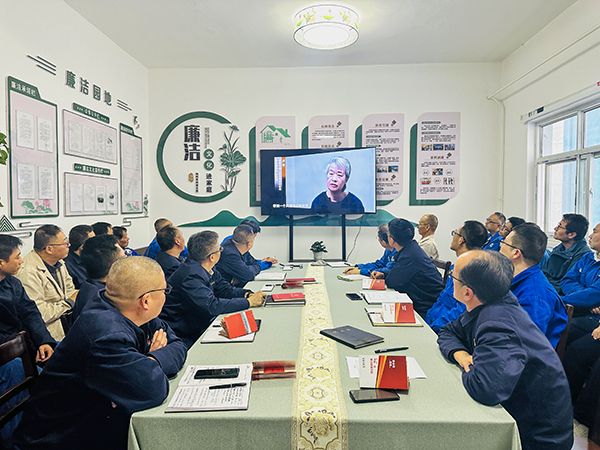 10月21日下午，物料車間黨支部開展了以“敲響廉潔警鐘、繃緊安全之弦、筑牢廉潔安全‘雙防線’”為主題的警示教育活動，--圖為觀看廉潔警示教育專題片.jpg