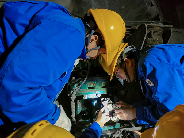 10月30日晚22時(shí)，工藝配合電氣人員拆卸故障電機(jī)。.jpg